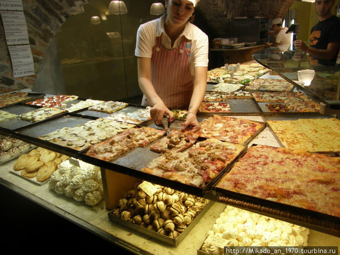 А пиццу режут ножницами Бергамо, Италия