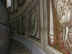 Вверху внутренней части собора Святого Петра
