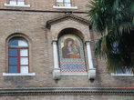 Мозаичный образ Санта Марии на стене
