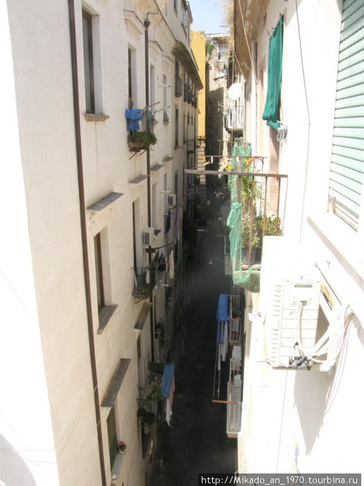 Узкая улочка в Неаполе — вид из окна отеля Неаполь, Италия