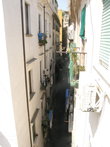 Узкая улочка в Неаполе — вид из окна отеля