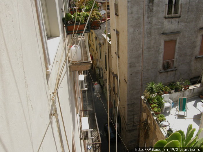 Вид из балкончика в Неаполе Неаполь, Италия