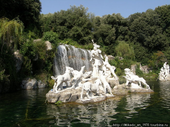 Верхний фонтан со скульптурной группой Неаполь, Италия