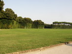 Зеленая лужайка в парке дворца Казерты