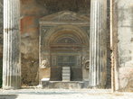 Двор с мозаичным фонтаном