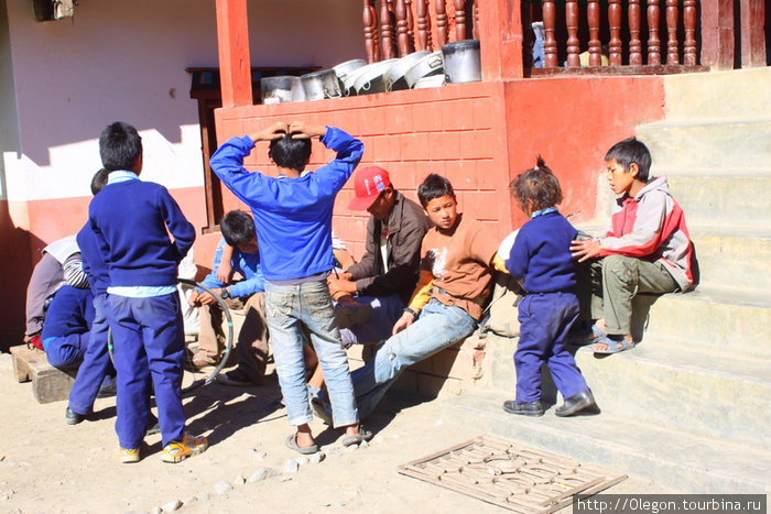 Пятьсот пятьдесят лет жизни в монастыре Зона Дхавалагири, Непал