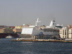 Еще один круизный лайнер в Неапольском порту