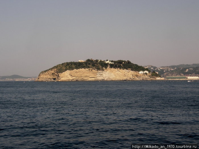 Остров-полуостров в Неаполитанском заливе Остров Искья, Италия