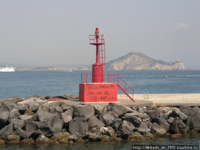 Красный маяк на Прочиде Остров Искья, Италия