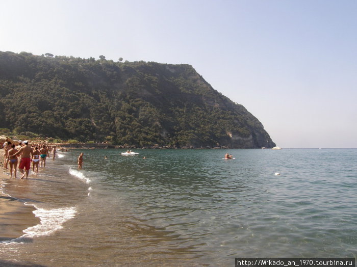 Пляж в сторону от Форио Остров Искья, Италия