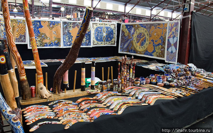 Сувениры из деревень аборигенов на рынке Виктория Мельбурн, Австралия