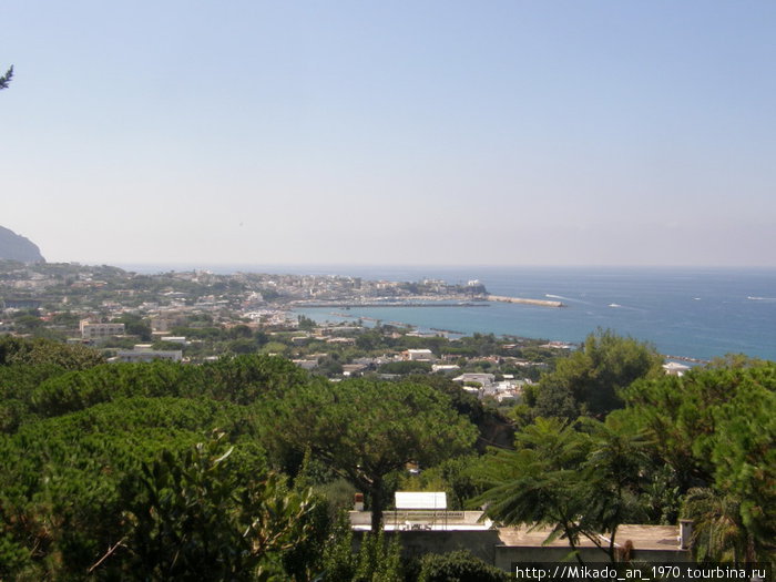 Вид на Форио из сада Ла Мортелла Остров Искья, Италия
