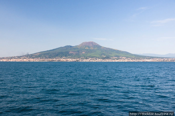 Везувий — символ Неаполитанского побережья Сорренто, Италия