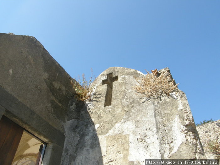 Крест в камне Остров Искья, Италия