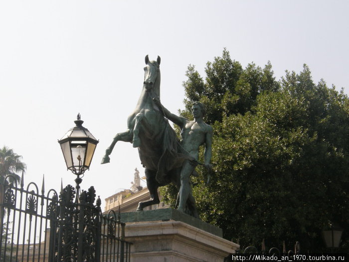 Конная статуя возле парка Неаполь, Италия