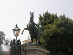 Конная статуя возле парка