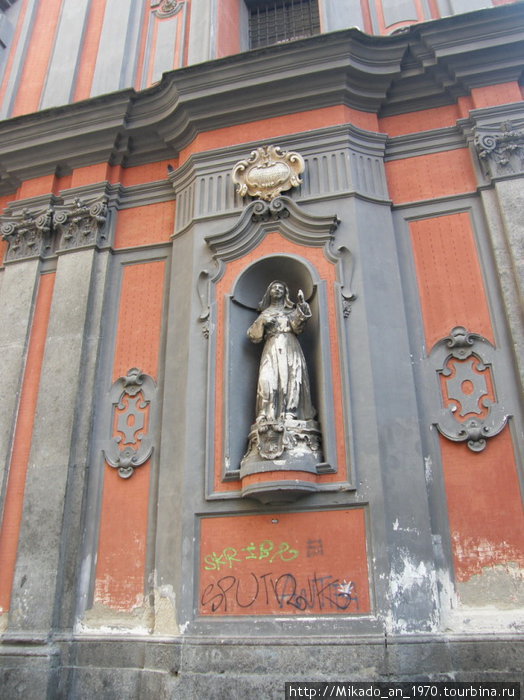 Скульптура в стене церкви Санта-Кьярра Неаполь, Италия