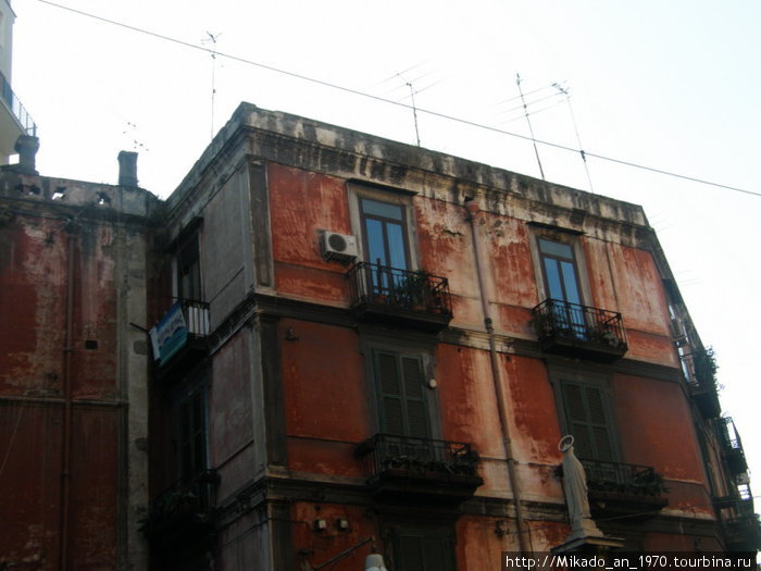 Не все здания одинаково красивы Неаполь, Италия