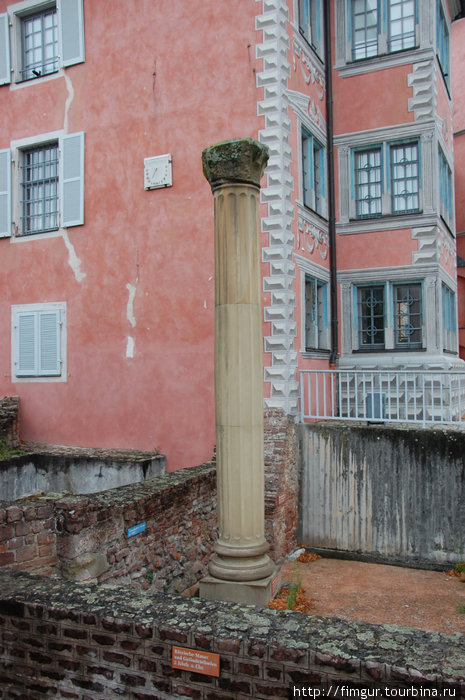 ФРГ,Земля Баден-Вюртемберг,Ладенбург.Римская колонна.Внизу римская стена II в. Ладенбург, Германия