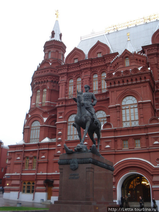 Памятник маршалу Жукову перед Историческим музеем Москва, Россия
