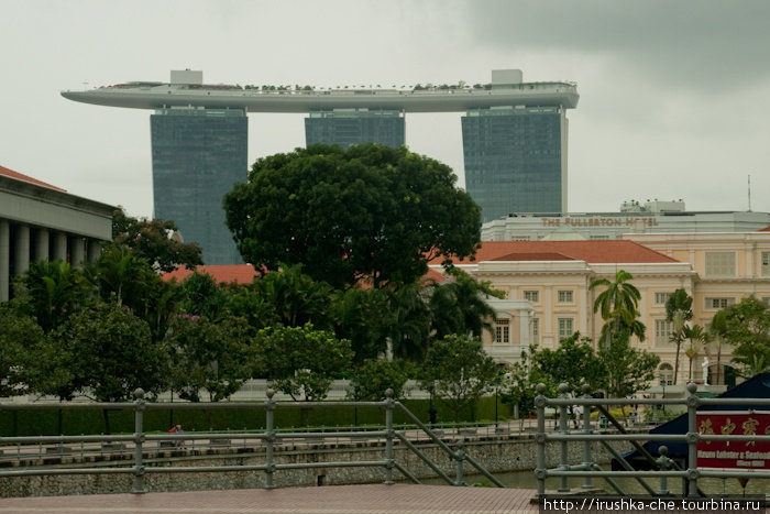 Отельный комплекс из трех зданий с кораблем на крыше в районе Марина Бей. Построен в июне этого года. Сингапур (город-государство)
