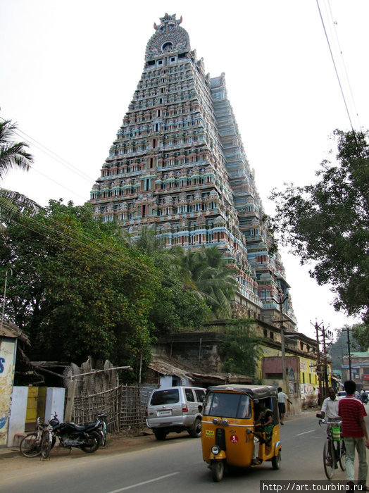 Надвратная башня при входе в храм называется гопурам. Штат Тамилнад, Индия