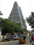 Надвратная башня при входе в храм называется гопурам.