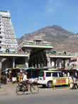 Храм находится у подножия священной горы Аруначалы.
