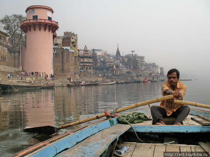 Можно нанять лодку и проплыть вдоль всего города Варанаси, Индия