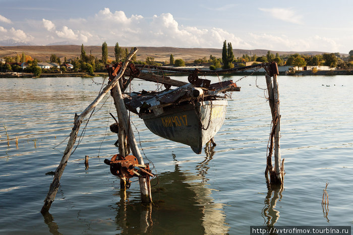 Хранение лодки. Иссык-Куль озеро, Киргизия