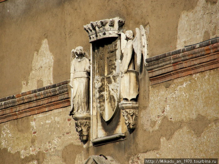 Геральдический знак на стене замка