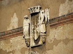 Геральдический знак на стене замка