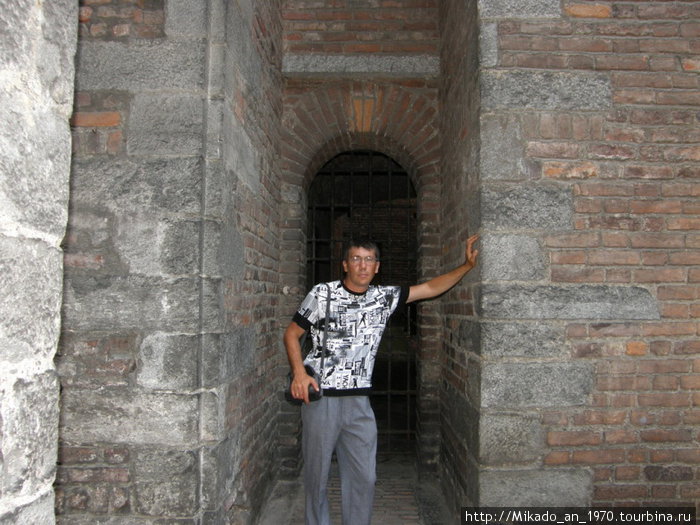 Я в боковом коридоре замка Сфорца Милан, Италия