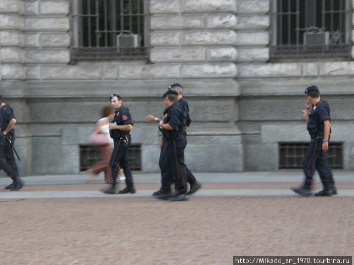Полицейский патруль в Милане Милан, Италия