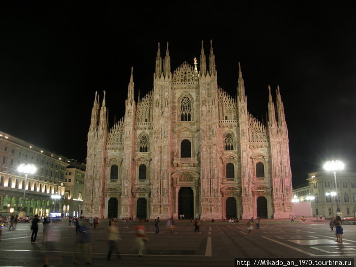 Розовый оттенок ночного Дуомо Милан, Италия