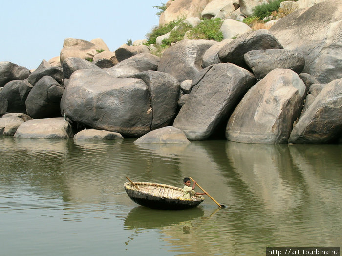 По этой речке местные жители плавают на плетеных круглых лодках. Хампи, Индия