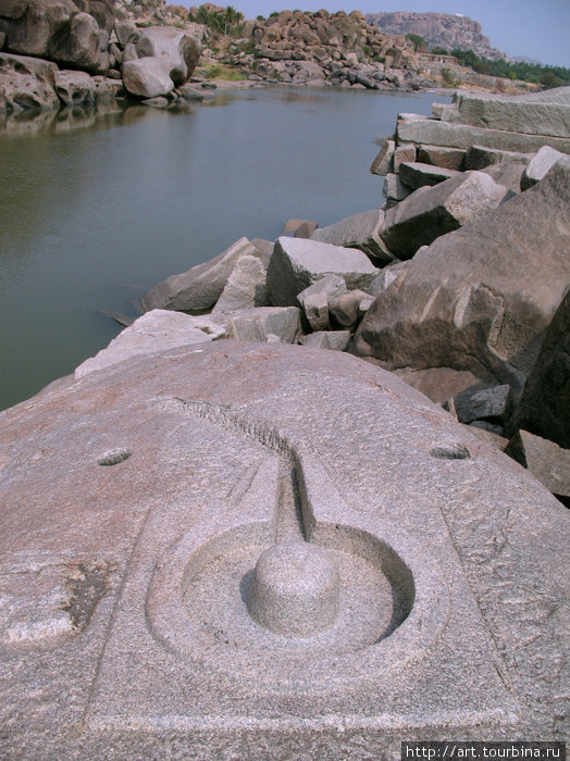 На берегах реки очень много остатков древних храмовых комплексов. Хампи, Индия
