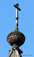 Купола колокольни — деревянные, выполнены без гвоздей.