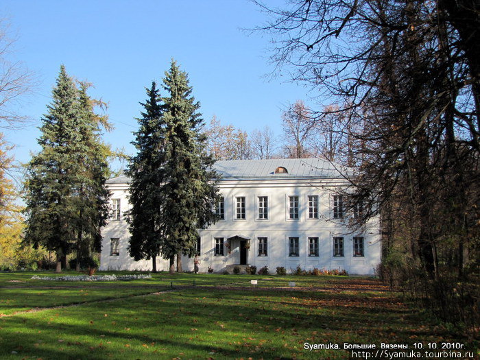 Флигели построены несколько раньше главного дома: в 1771-м, и в 1772 году. Большие Вязёмы, Россия