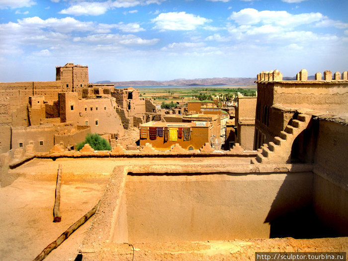 Касба Таурирт, отличный пример древних построек Марокк. Используется как музей для туристов, за небольшую плату можно нанять проводника. Нам попался мужичок отлично говорящий по русски, учился в СССР. Варзазат, Марокко