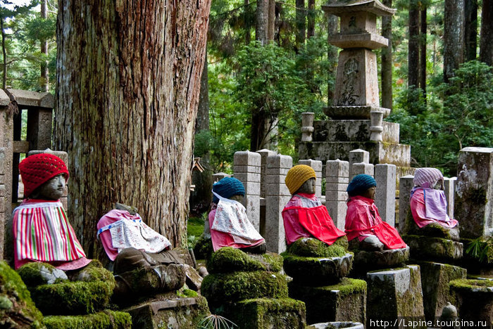Коя-сан: кладбище Окуноин Коя, Япония