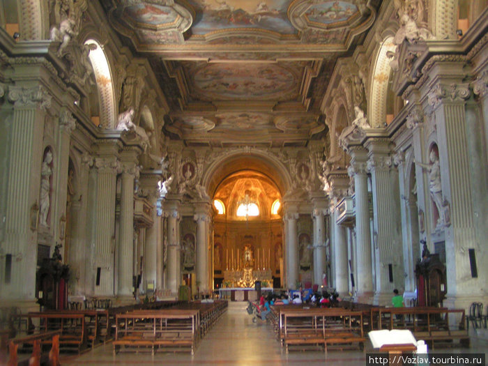 Внутреннее убранство церкви Модена, Италия