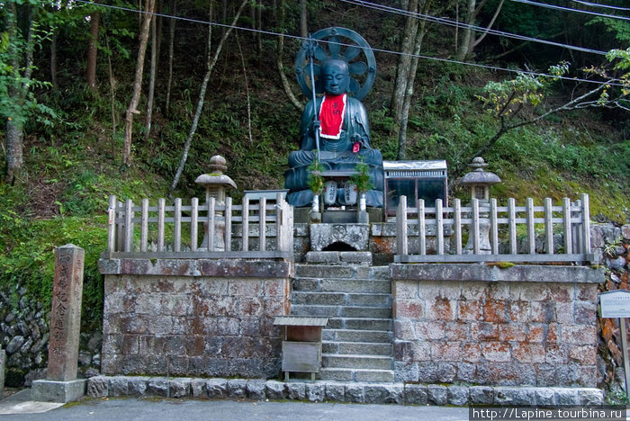 Напротив Нёнин-до — большая статуя Будды, посвященная женщинам-пилигримам Коя, Япония