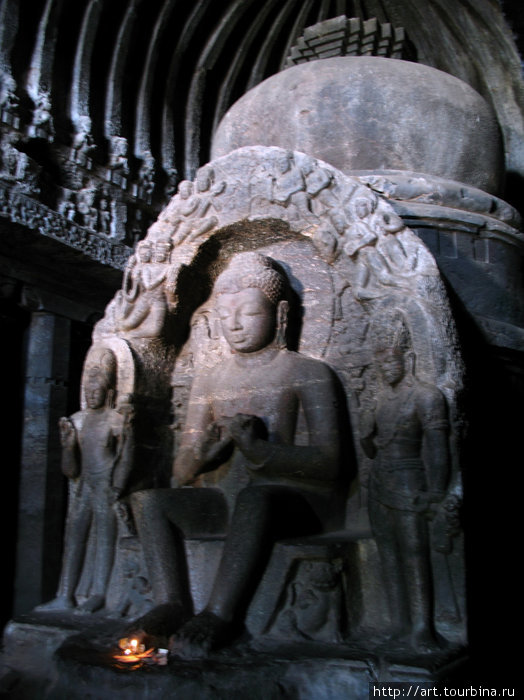 Знаменитая буддистская акустическая пещера — здесь хорошо слышен даже шёпот. Эллора, Индия