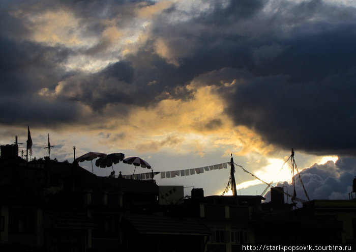 очень неплохо попить чайку на крыше ресторанчика и посмотреть такой закат. это всё в Будданате Непал