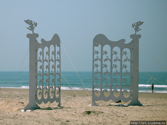 Ворота в рай на пляже Арамболя. Арамболь, Индия