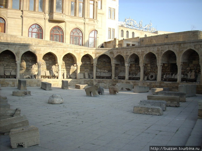 во дворике фрагменты с затопленного острова посреди бухты.где когдато  был замок или укрепление Баку, Азербайджан