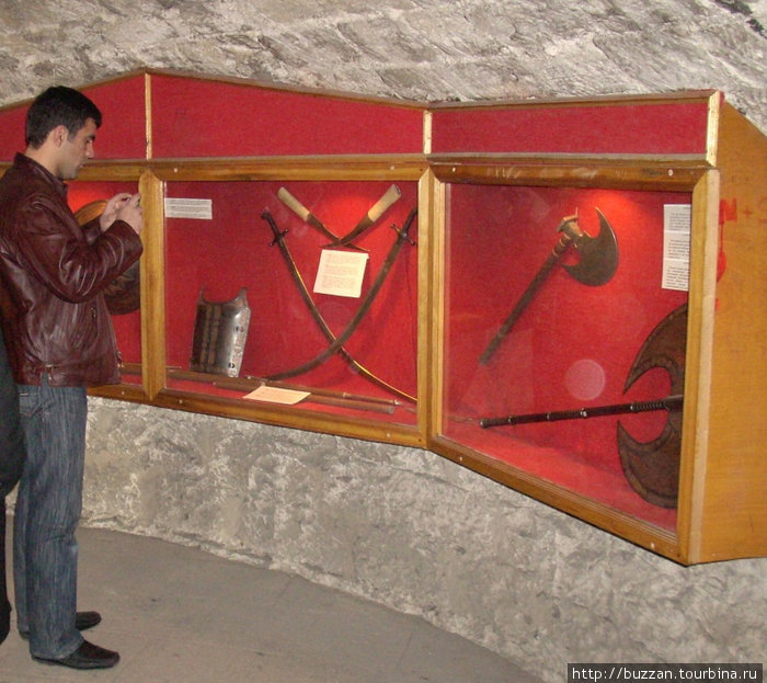 витрины с оружием внутри девичьей башни Баку, Азербайджан