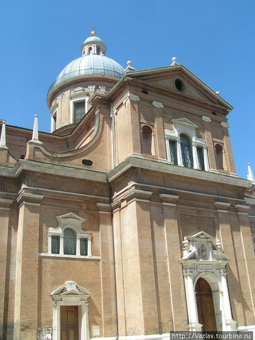 Здание базилики Реджо-Эмилья, Италия