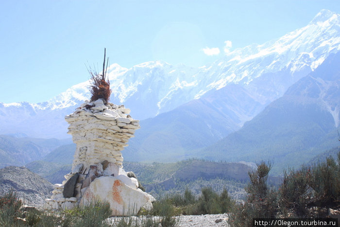 С видом на снежные вершины Зона Дхавалагири, Непал